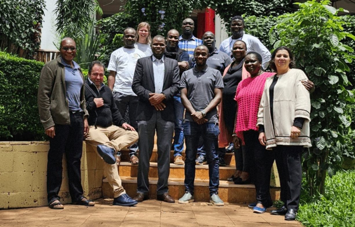 Teamgeist: Die 10 SODAs und ihre zwei Trainer Sam Matemba und Pierre Michel Ernest nach erfolgreichem Abschluss des zweiten Moduls