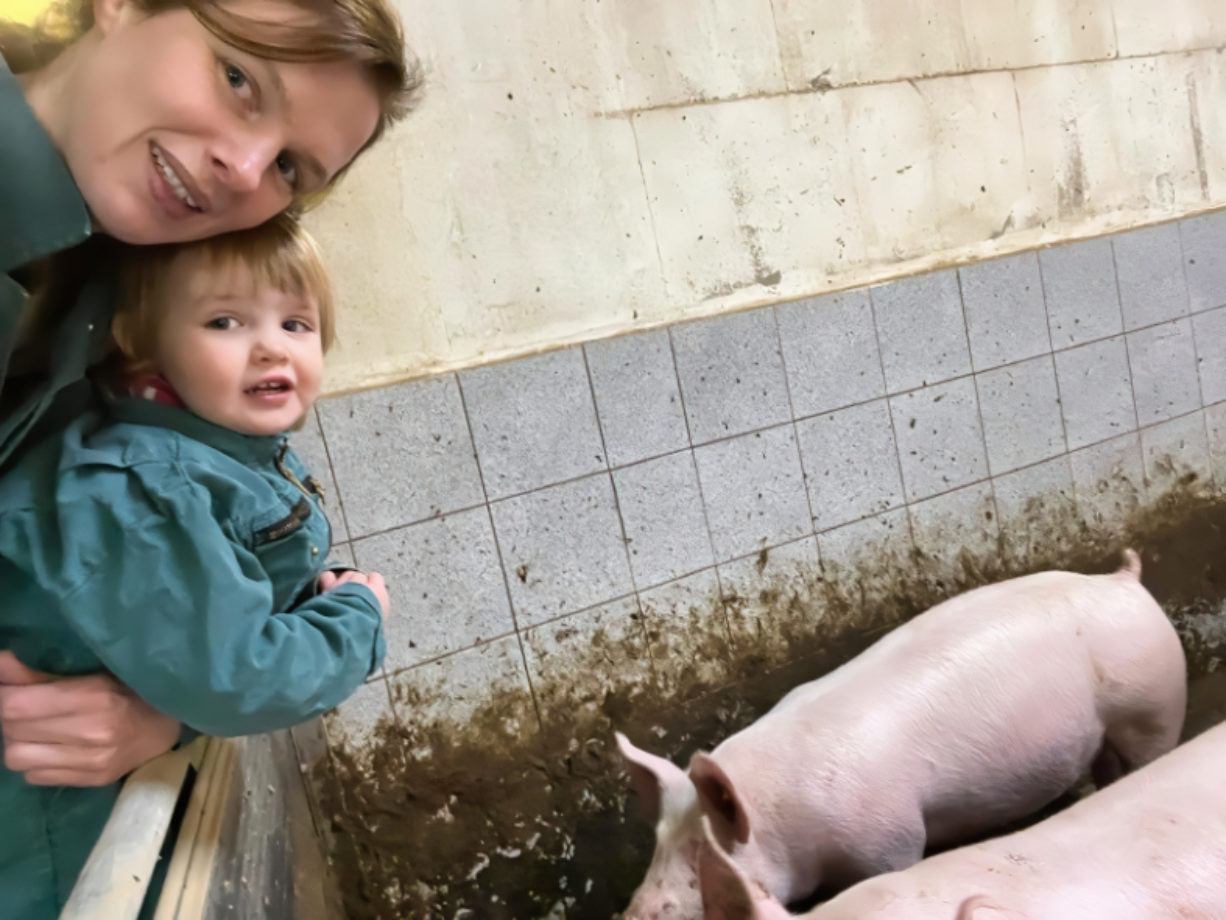 Henrike und ihre Tochter im Stall